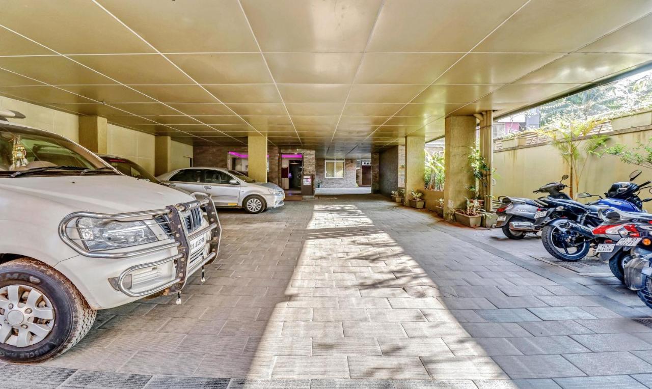 Medora Hotel Kozhikode Buitenkant foto