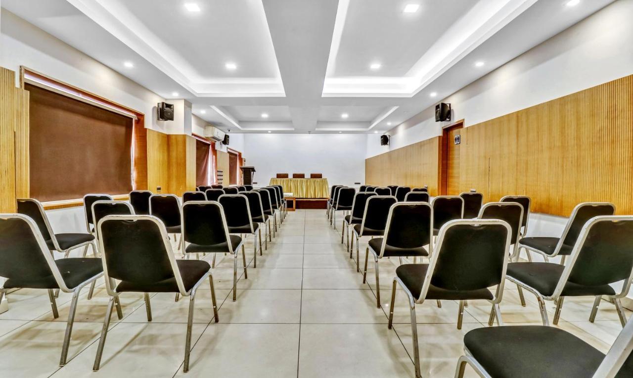 Medora Hotel Kozhikode Buitenkant foto