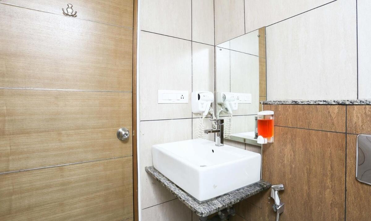 Medora Hotel Kozhikode Buitenkant foto