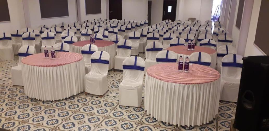 Medora Hotel Kozhikode Buitenkant foto
