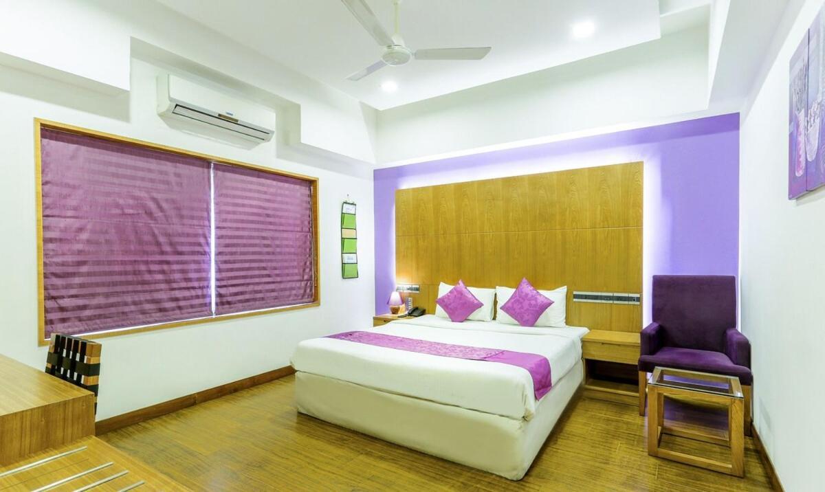 Medora Hotel Kozhikode Buitenkant foto