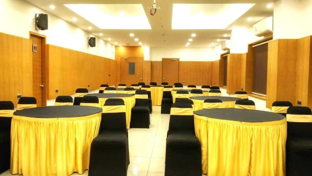 Medora Hotel Kozhikode Buitenkant foto