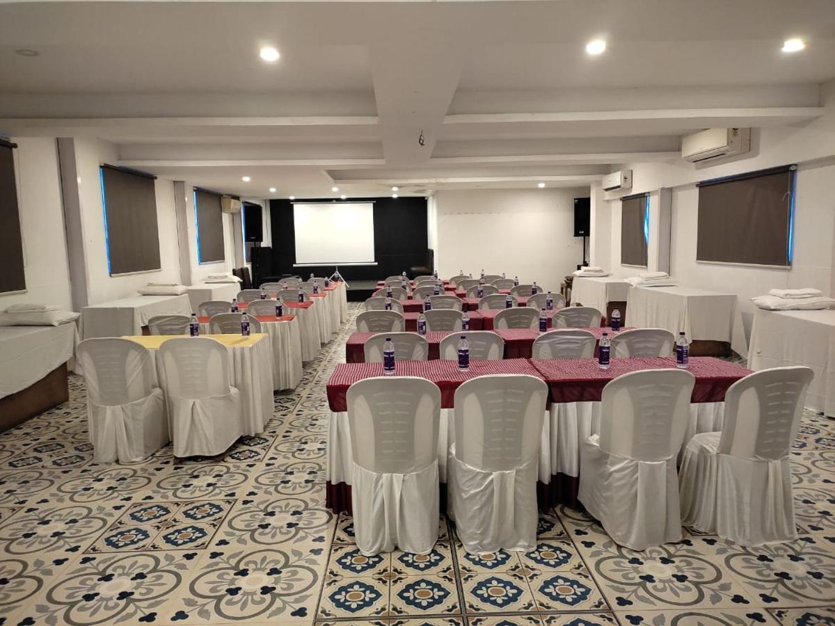 Medora Hotel Kozhikode Buitenkant foto