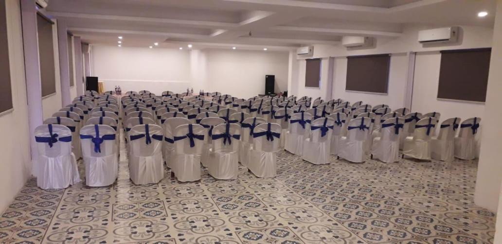 Medora Hotel Kozhikode Buitenkant foto