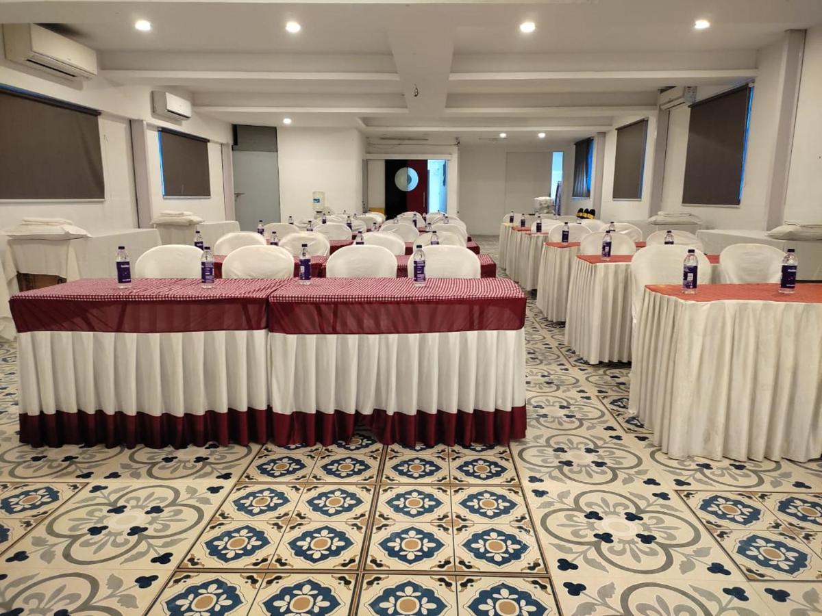 Medora Hotel Kozhikode Buitenkant foto