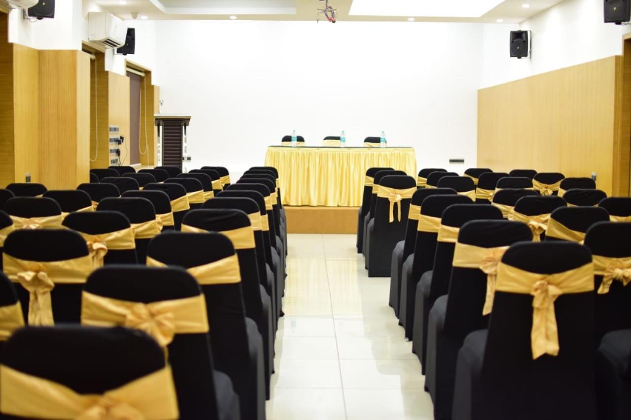 Medora Hotel Kozhikode Buitenkant foto